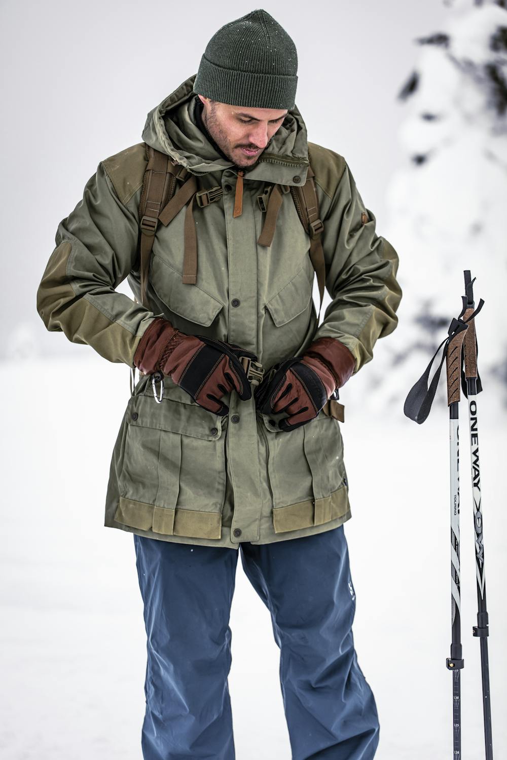 Brun friluftshandske i nötnappa med svart getskinn i innerhanden
(7 av 10)