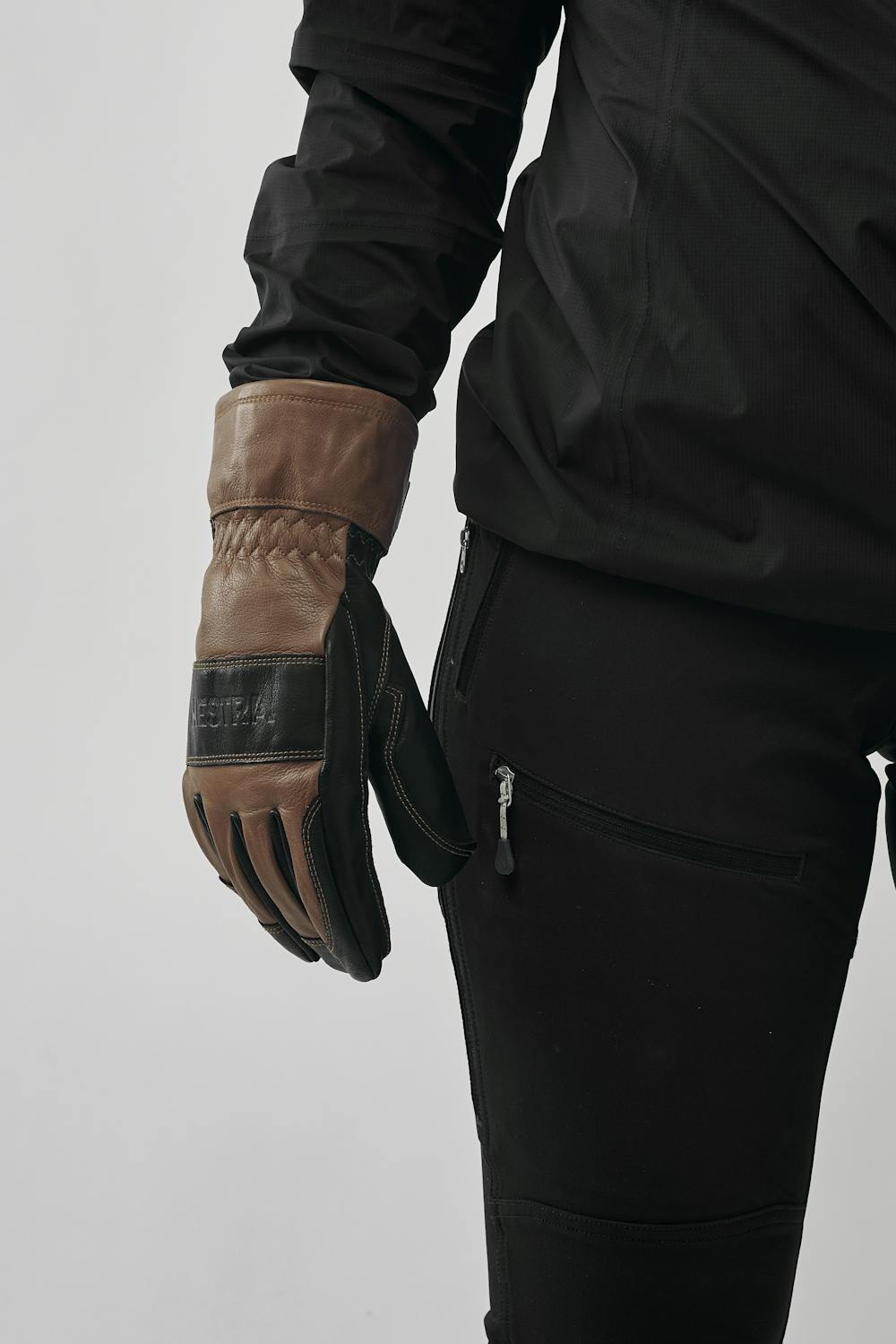 Brun friluftshandske i nötnappa med svart getskinn i innerhanden
(3 av 10)