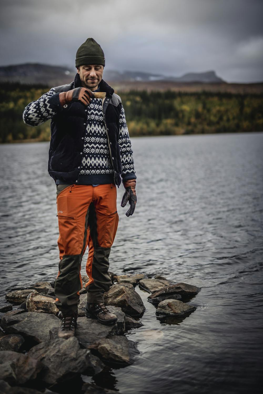 Brun friluftshandske i nötnappa med svart getskinn i innerhanden 
 (2 av 10)