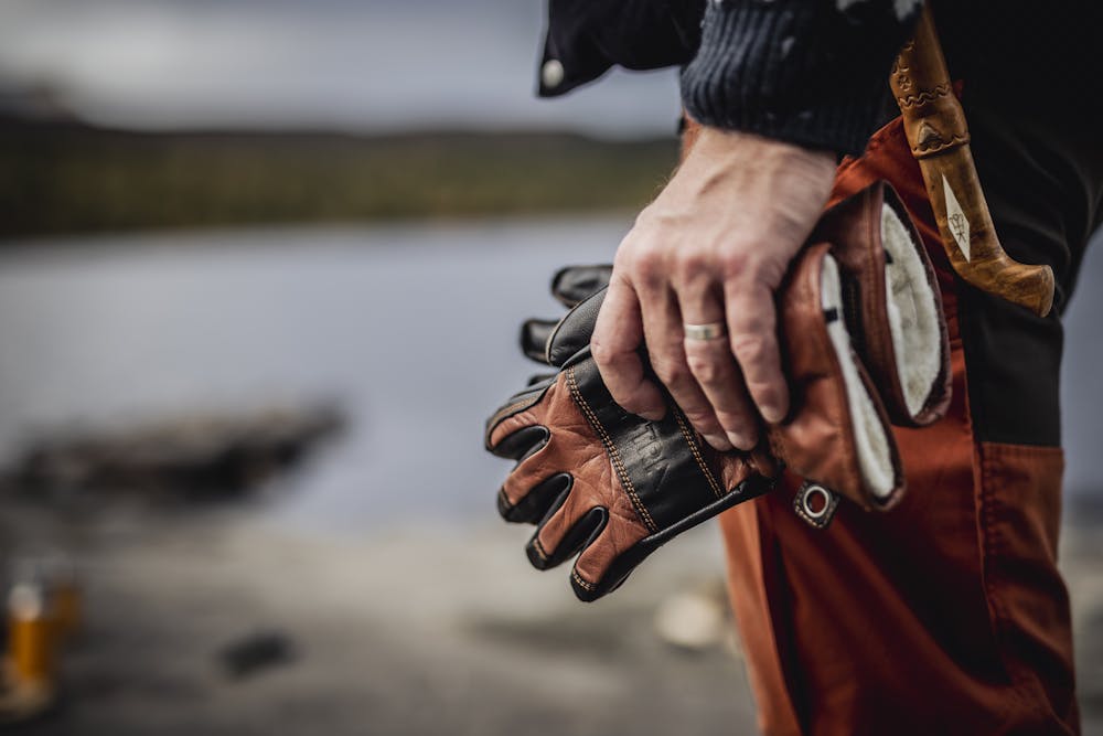 Brun friluftshandske i nötnappa med svart getskinn i innerhanden 
 (9 av 10)