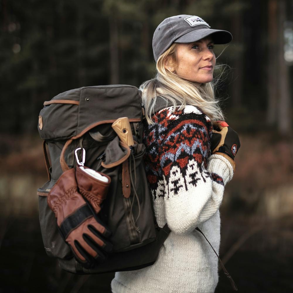 Brun friluftshandske i nötnappa med svart getskinn i innerhanden
(8 av 10)