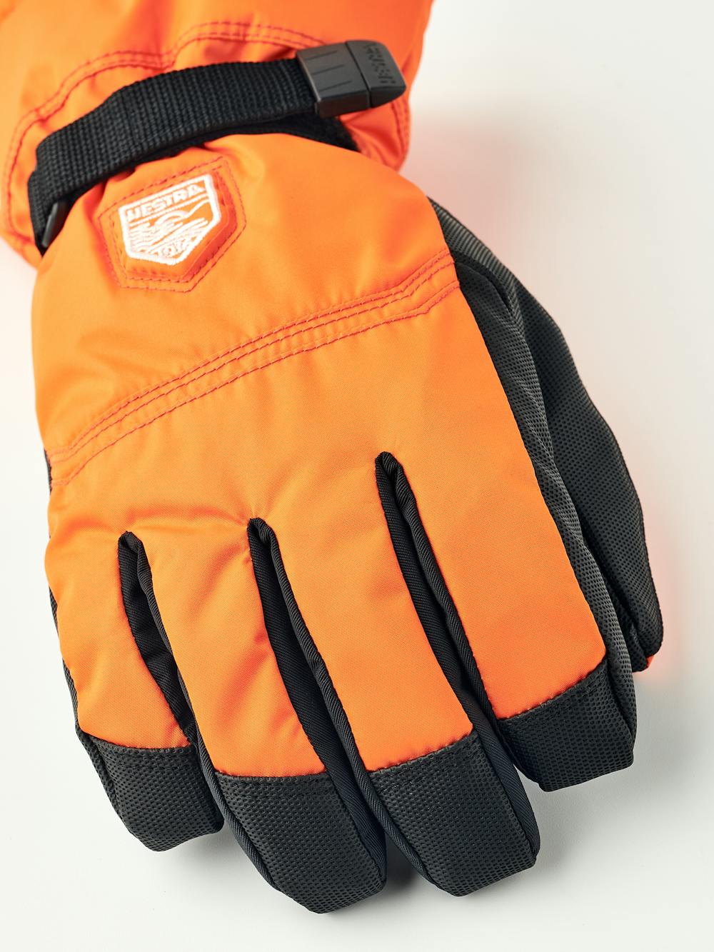 Orange barnhandske i tyg med svart innerhand i syntetmaterial och handledsjustering
(2 av 6)