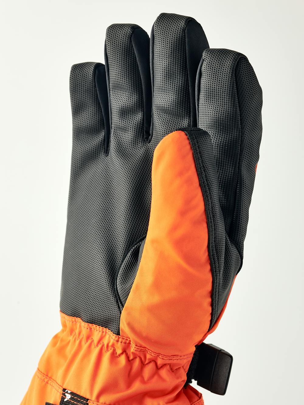 Orange barnhandske i tyg med svart innerhand i syntetmaterial och handledsjustering
(4 av 6)