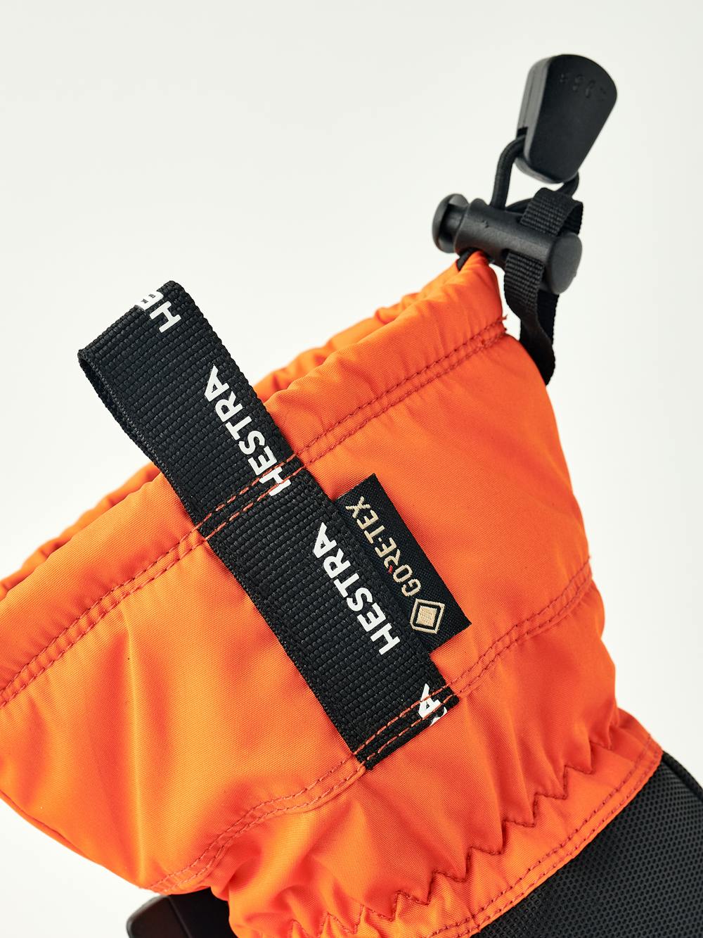 Orange barnhandske i tyg med svart innerhand i syntetmaterial och handledsjustering
(5 av 6)