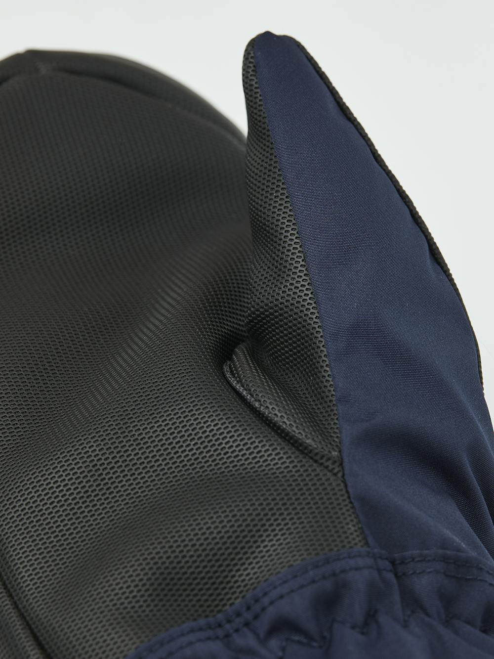 Dunkelblauer Fausthandschuh aus Stoff mit schwarzer Innenhand aus Synthetikmaterial und verstellbarem Handgelenkverschluss (3 oder 4)