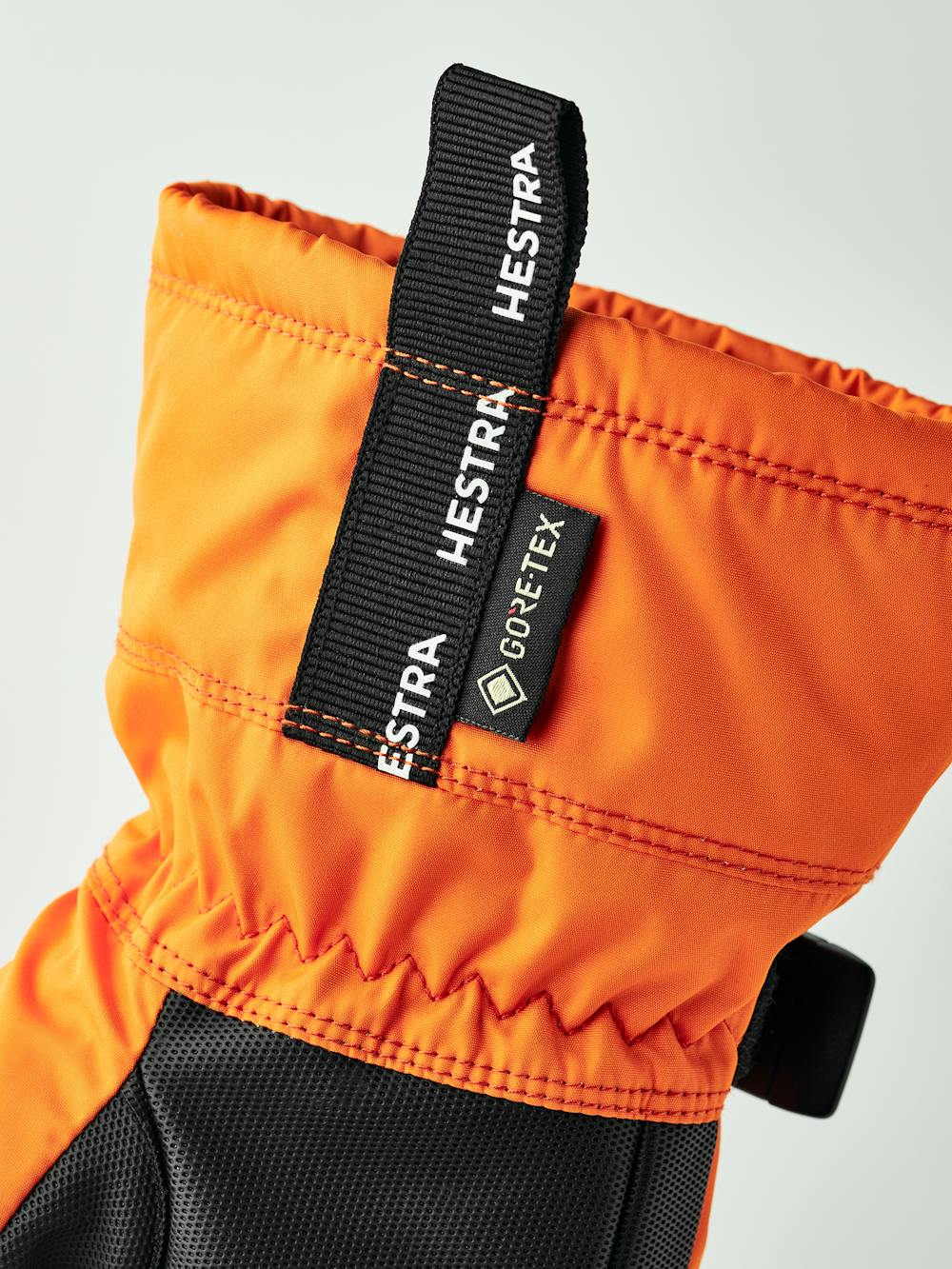 Orange tumhandske i tyg med svart innerhand i syntetmaterial och handledsjustering
(6 av 6)