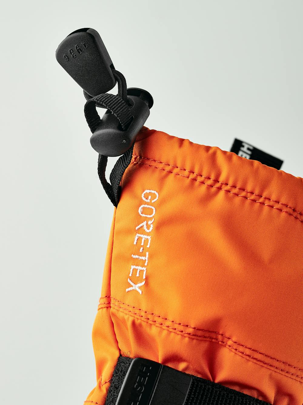 Orange tumhandske i tyg med svart innerhand i syntetmaterial och handledsjustering
 (5 av 6)