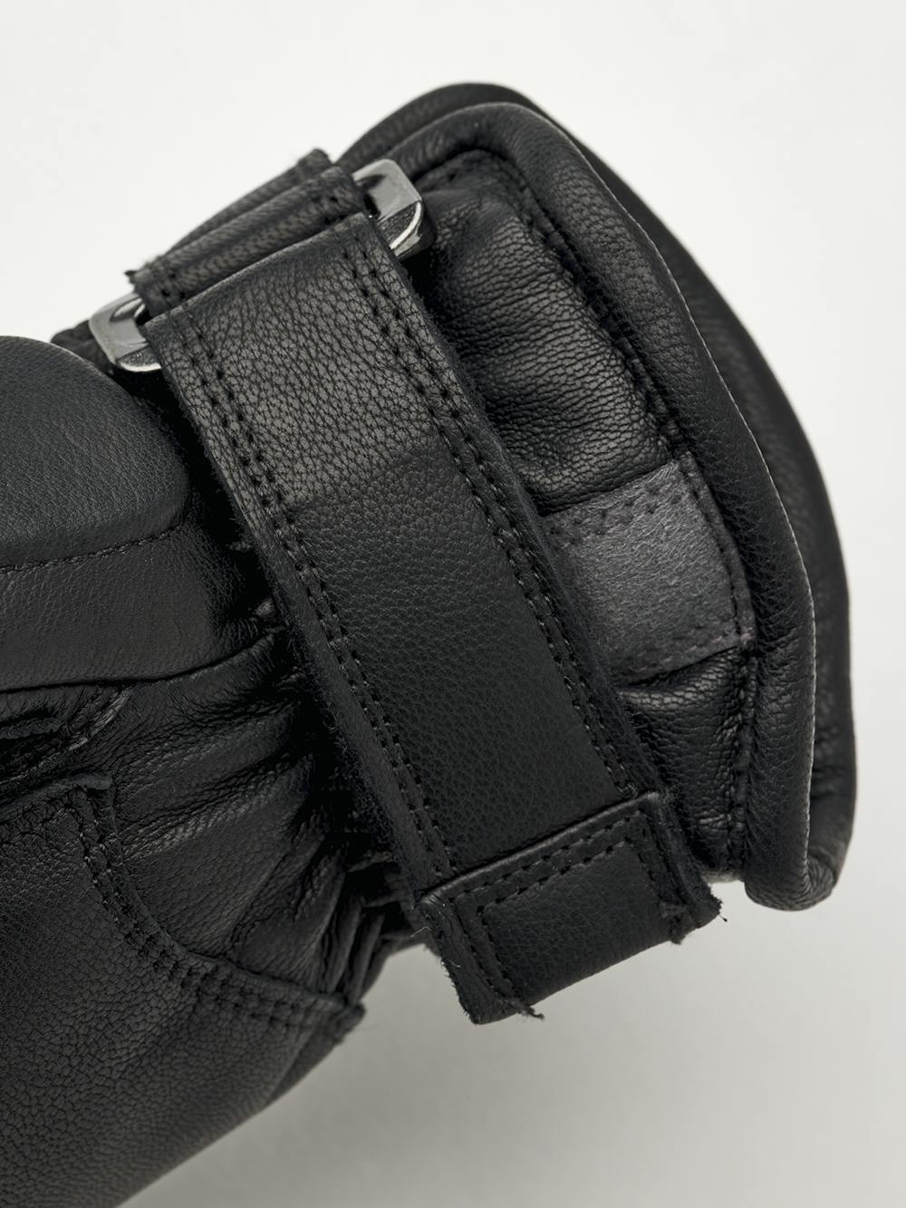 Schwarzer Skihandschuh mit grauen und roten Details aus Ziegenleder mit synthetischem Wildleder an der Innenhand (3 oder 5)