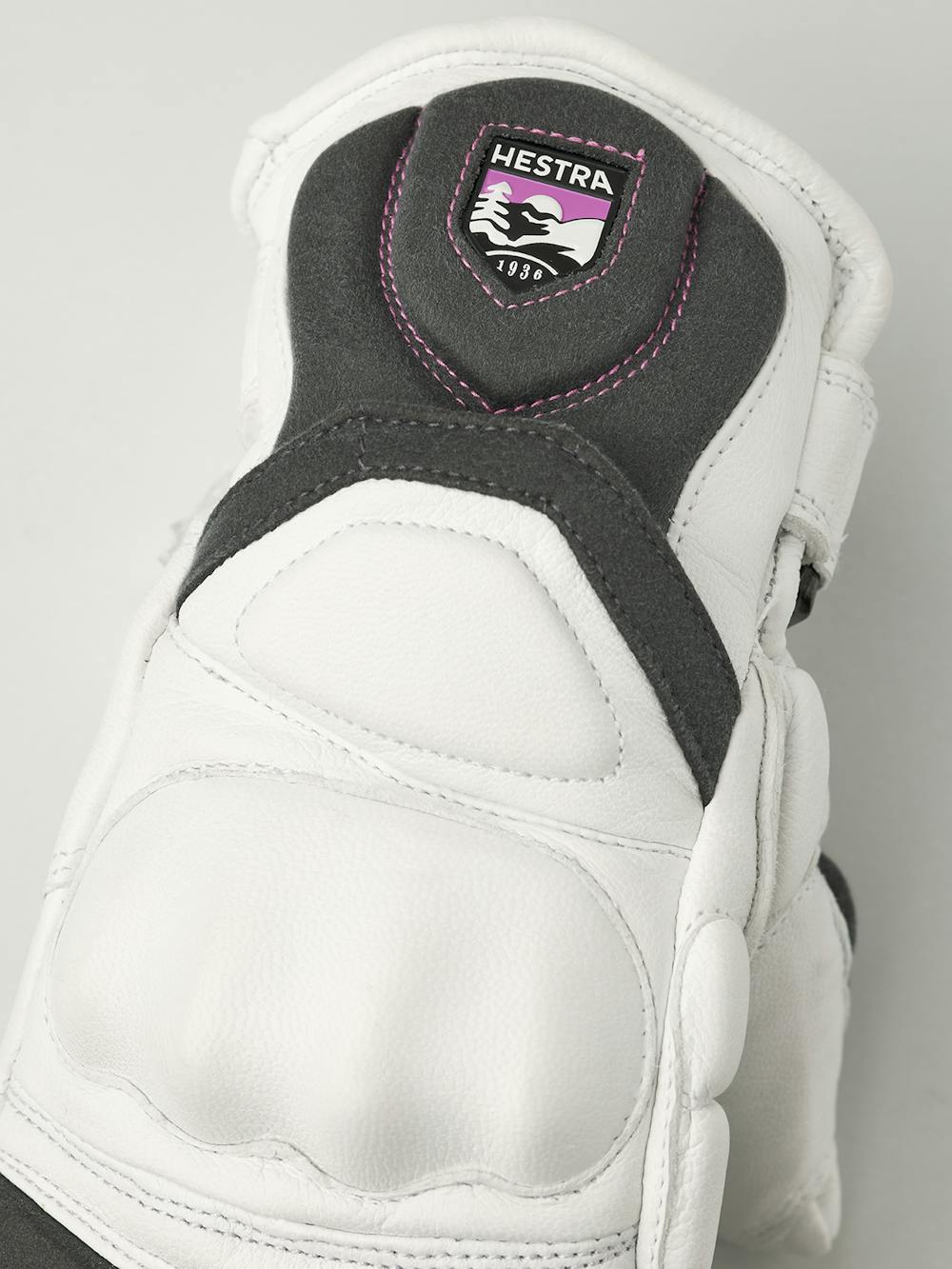 Vit tumhandske med grå och rosa detaljer i getskinn med syntetisk mocka i innerhanden
 (2 av 5)