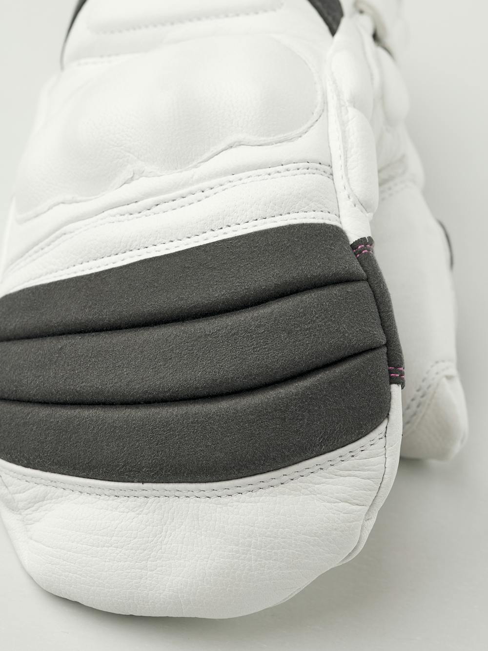 Vit tumhandske med grå och rosa detaljer i getskinn med syntetisk mocka i innerhanden
(5 av 5)