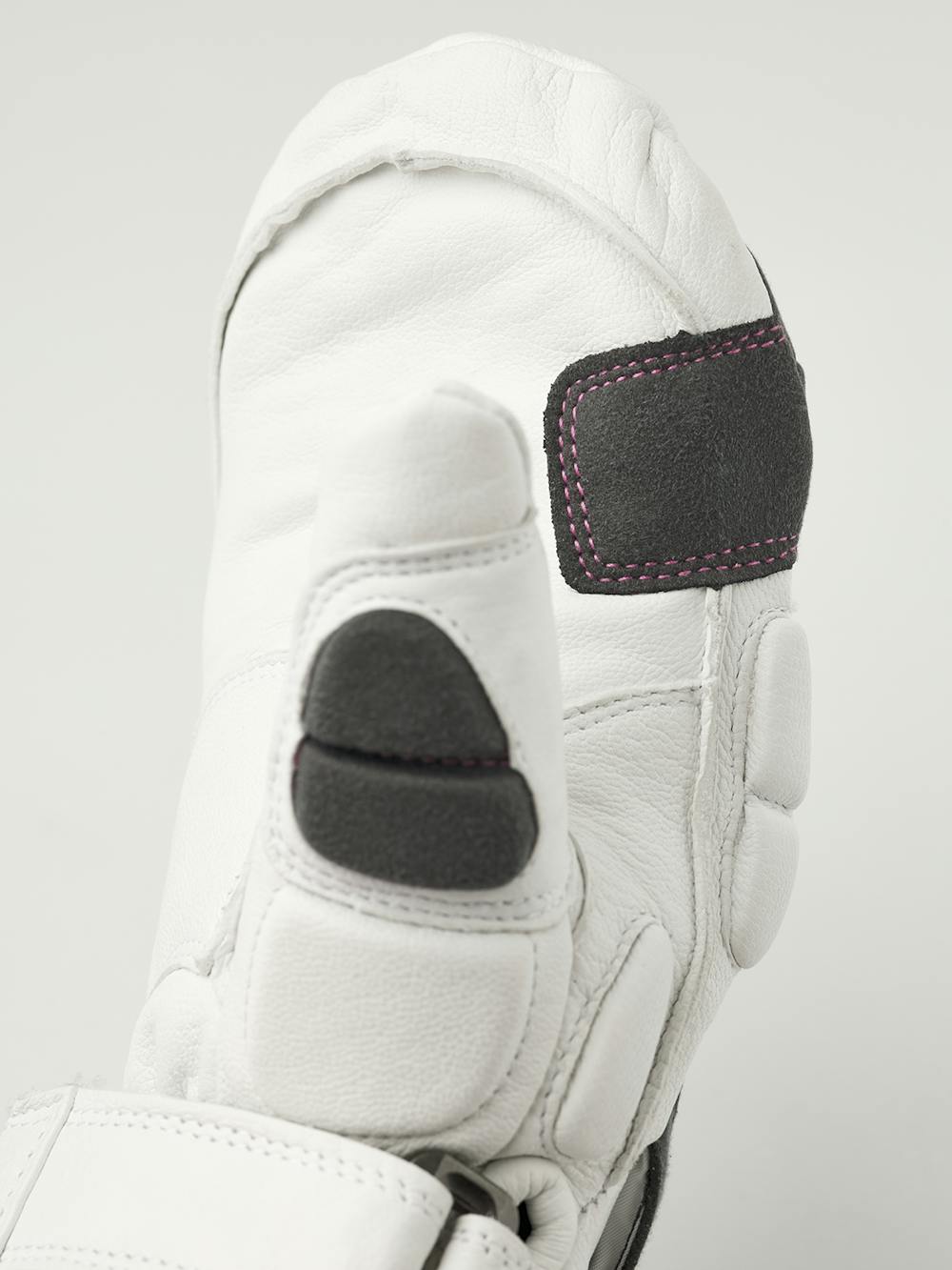 Vit tumhandske med grå och rosa detaljer i getskinn med syntetisk mocka i innerhanden
 (4 av 5)