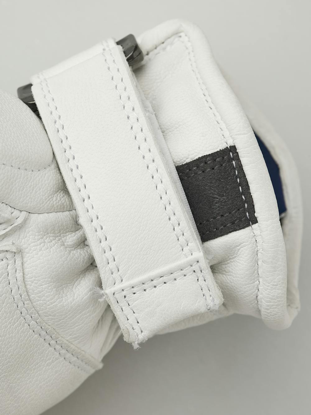 Vit tumhandske med grå och rosa detaljer i getskinn med syntetisk mocka i innerhanden
(3 av 5)