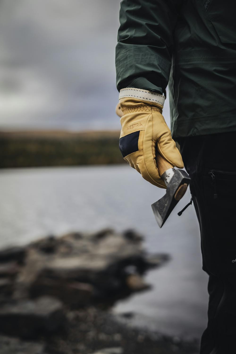 Gul friluftshandske i getskinn 
 (6 av 7)