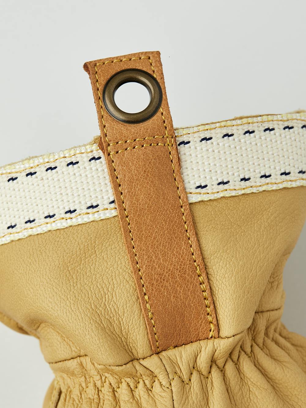 Gul friluftshandske i getskinn
(3 av 7)