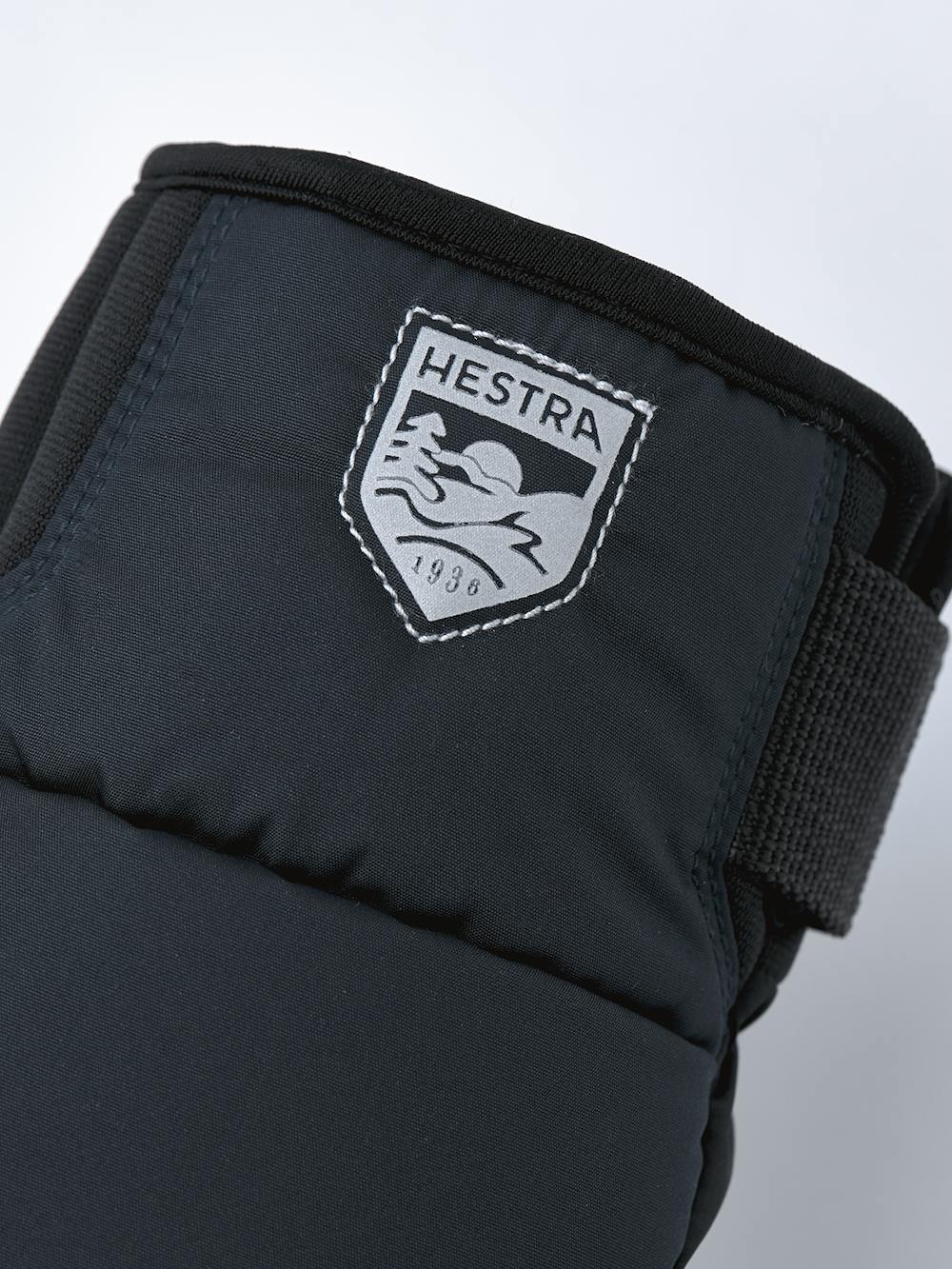 Mörkblå skidhandske i tyg med svart innerhand i syntetmaterial
 (4 av 5)