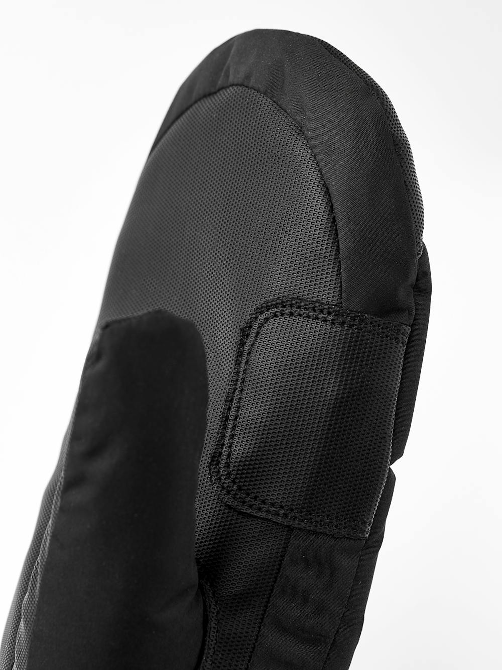 Svart tumhandske i tyg med svart innerhand i syntetmaterial
(2 av 6)