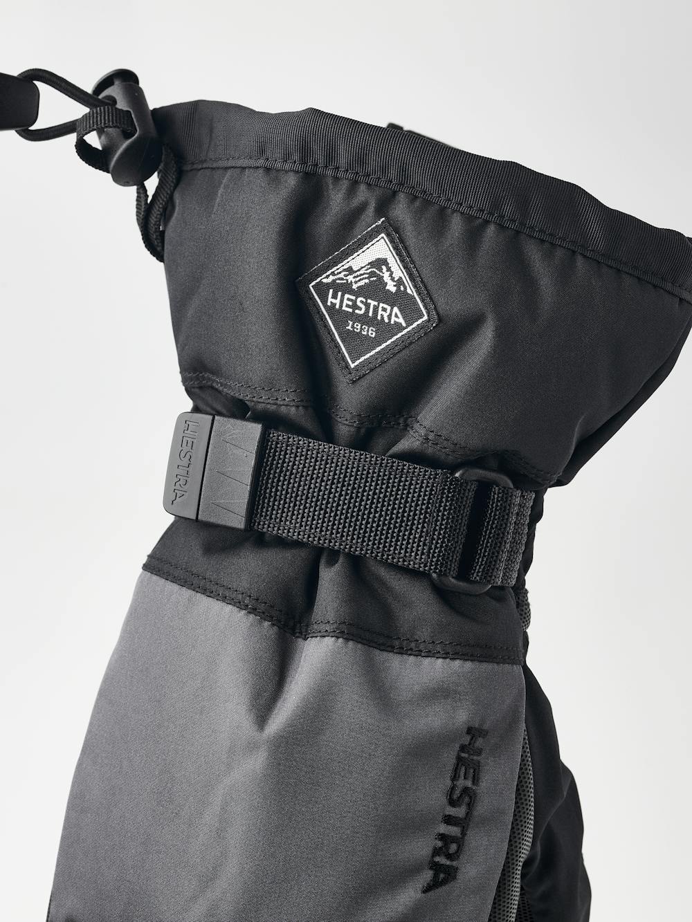 Gauntlet CZone Jr. Mitt in the color Graphite & Black (4 of 7)