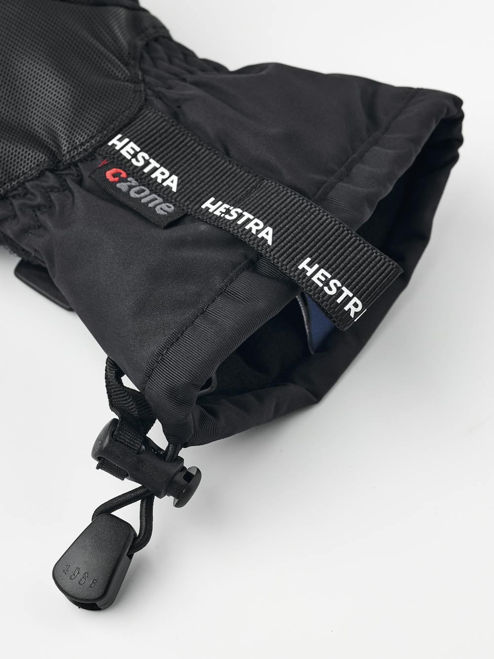 Gauntlet CZone Jr. Mitt in the color Graphite & Black (2 of 7)