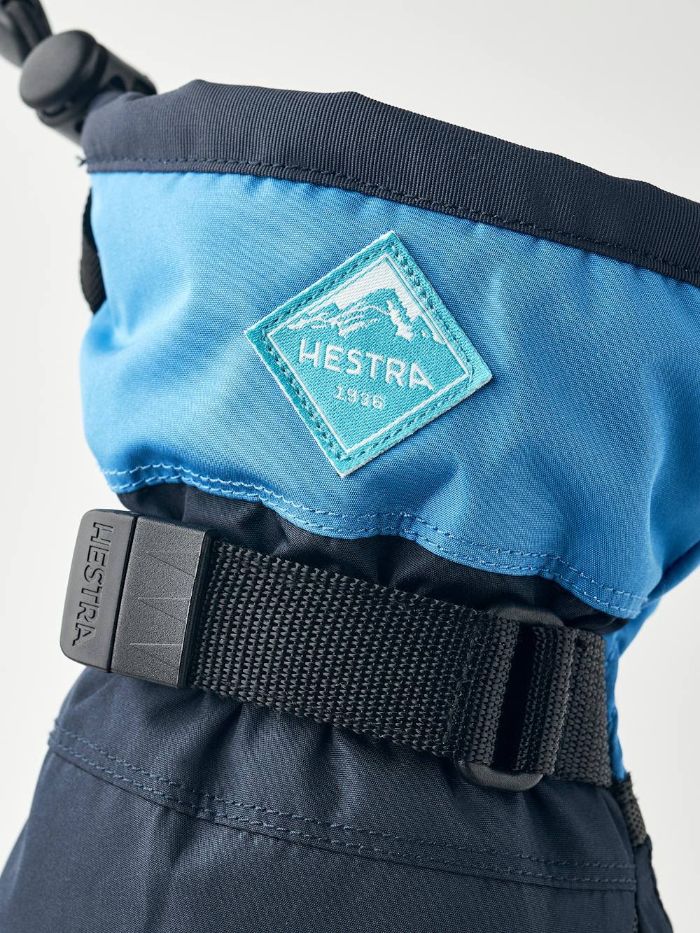 Blå trefingershandske med svart syntetmaterial i innerhanden och handledsjustering
 (4 av 5)