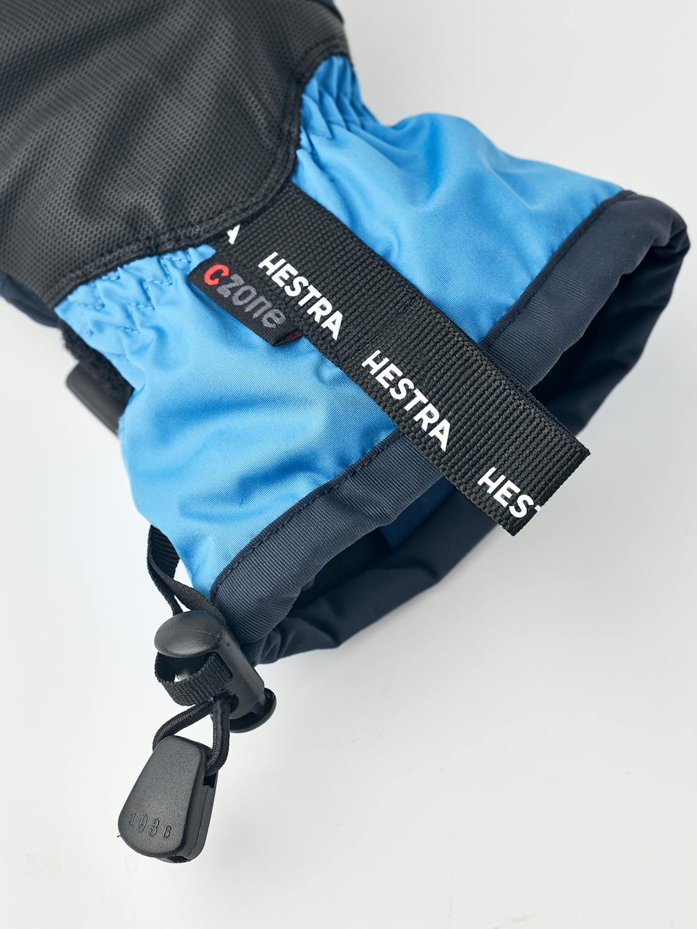 Blå trefingershandske med svart syntetmaterial i innerhanden och handledsjustering
 (5 av 5)