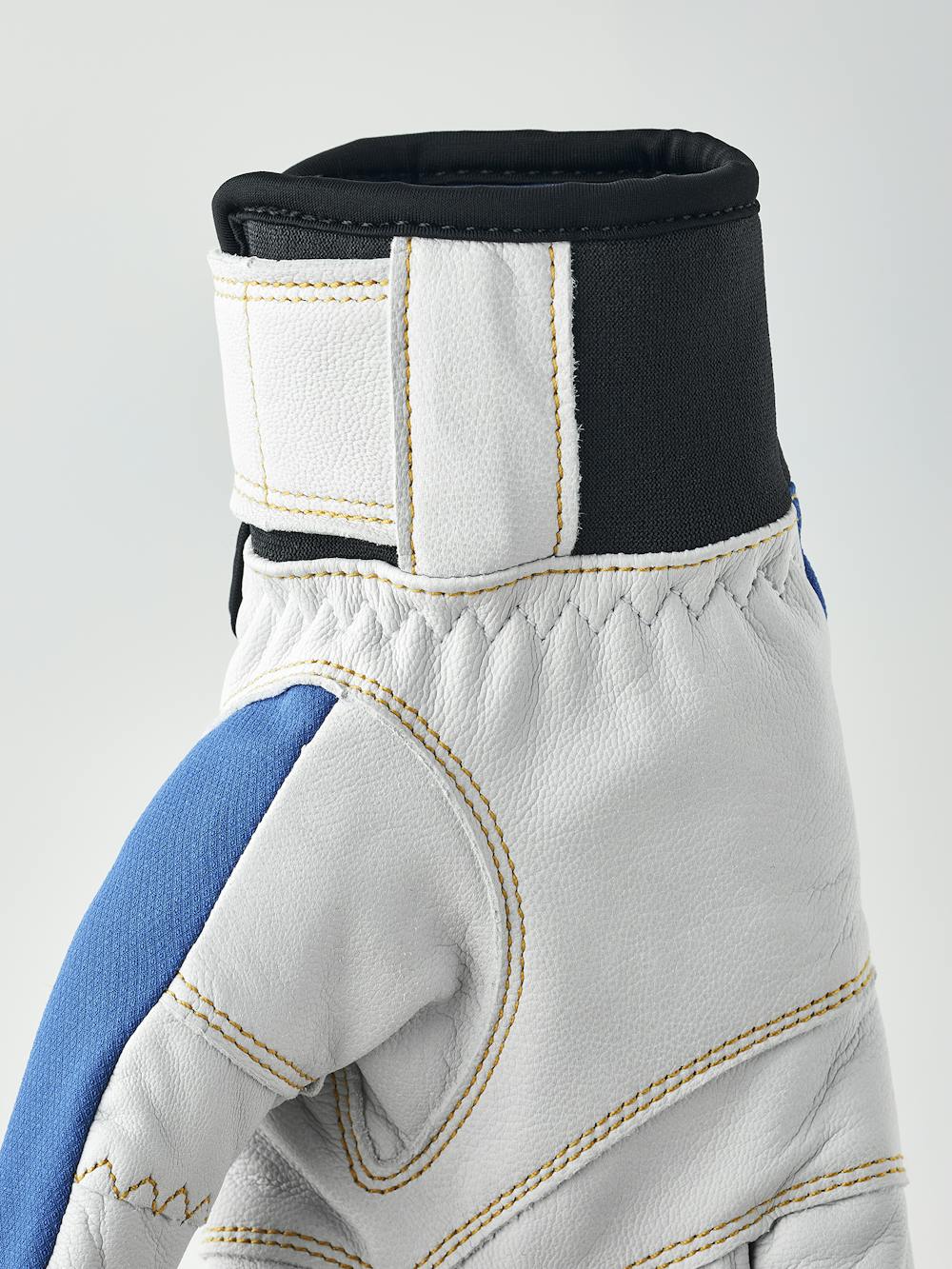 Blå friluftshandske med vitt getskinn i innerhanden
 (3 av 5)