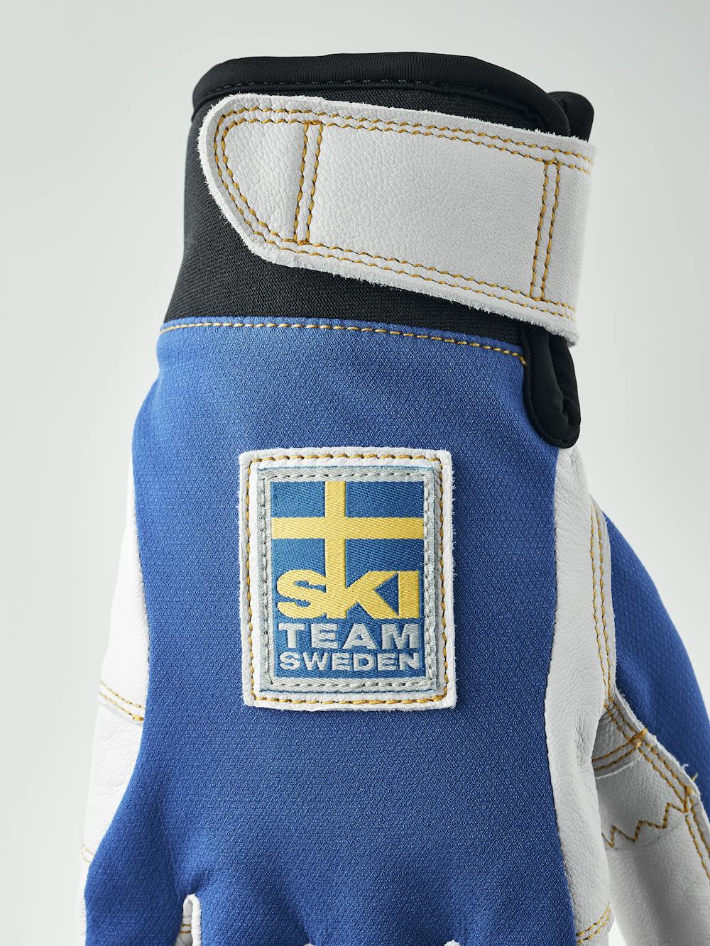 Blå friluftshandske med vitt getskinn i innerhanden
(5 av 5)