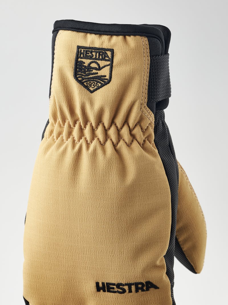 Ferox Primaloft Mitt in the color Sand (3 of 6)