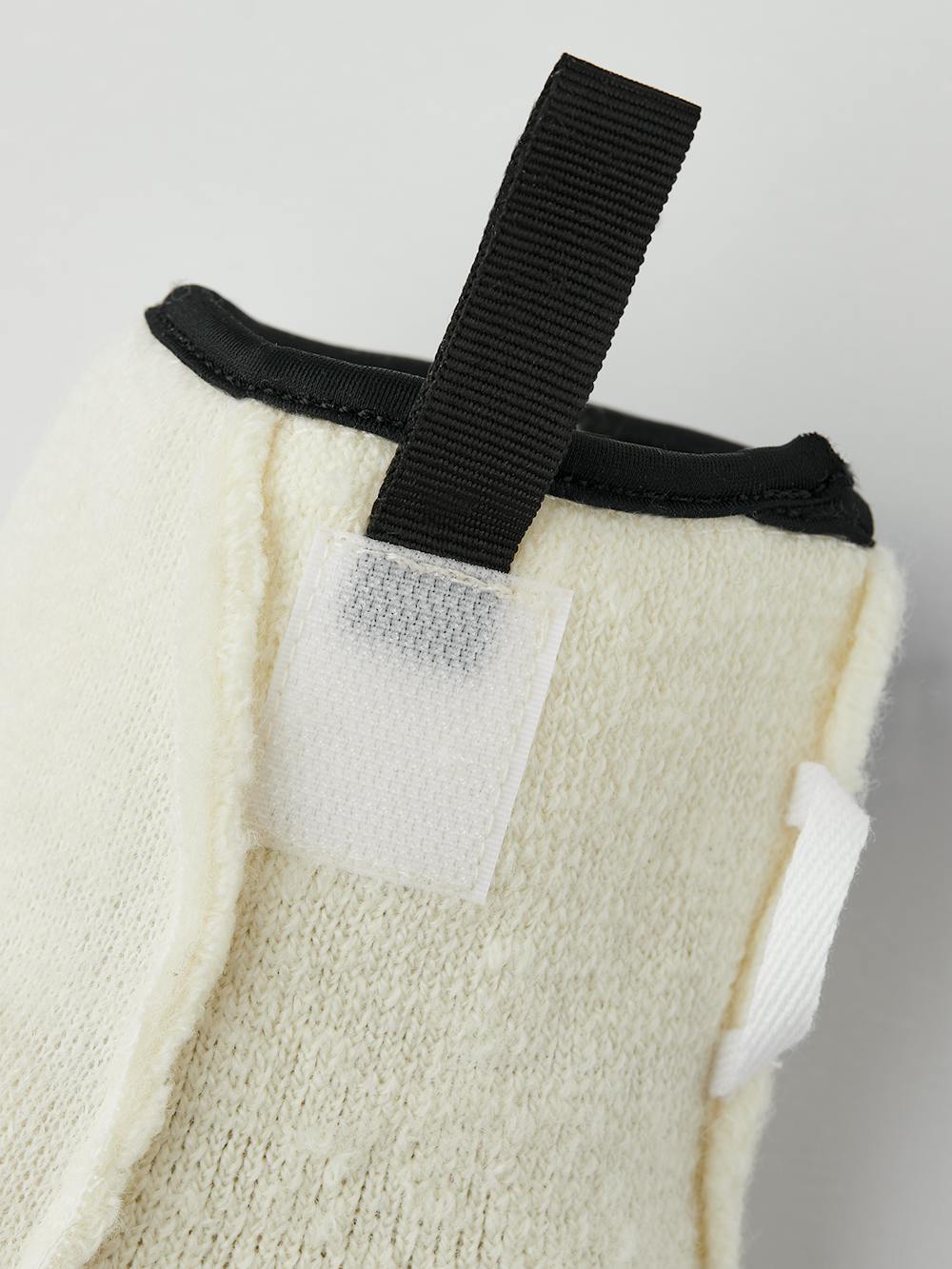 White machine-sewn liner glove (2 of 4)