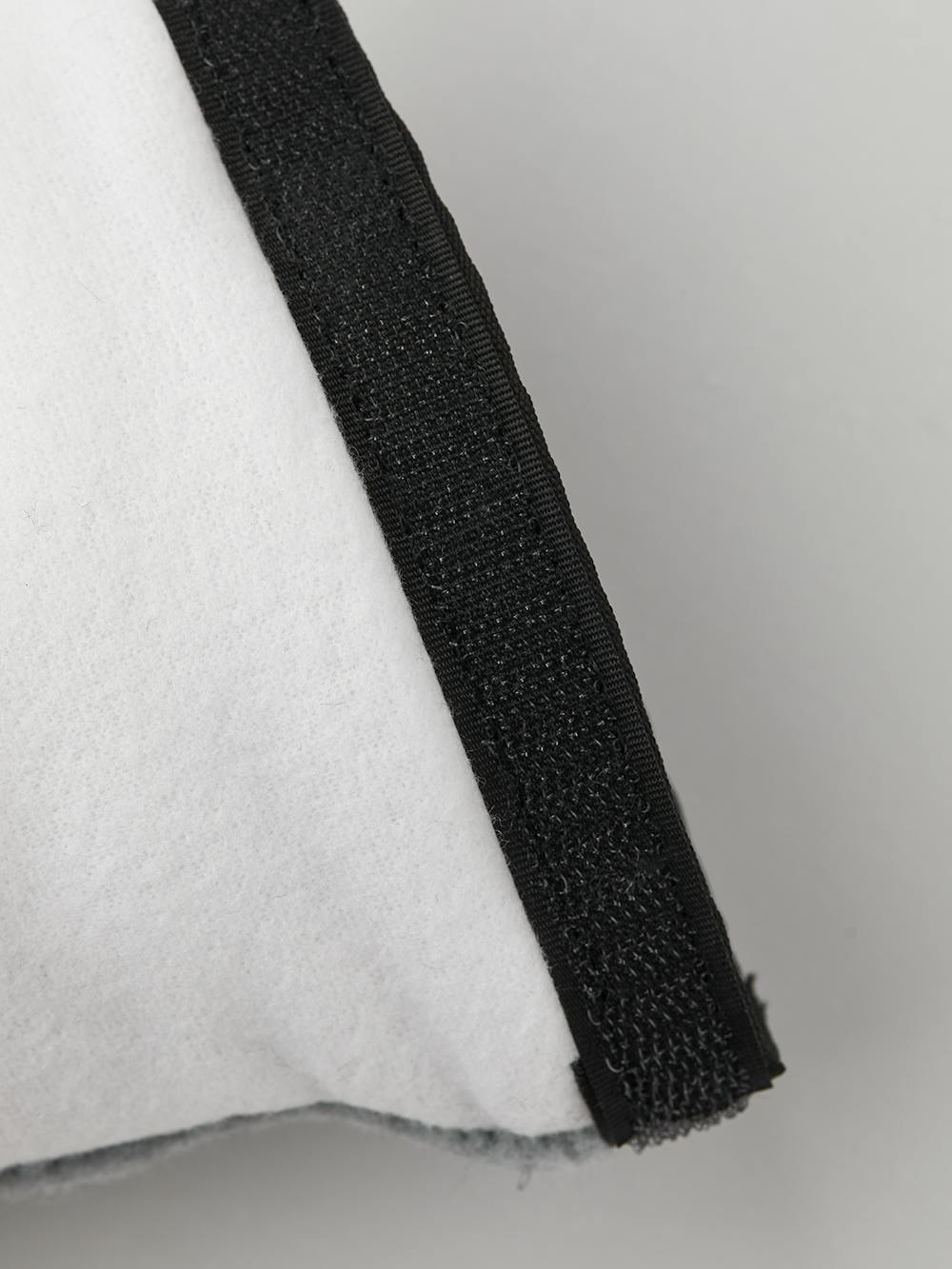 Vitt maskinsytt tumfoder
 (4 av 4)