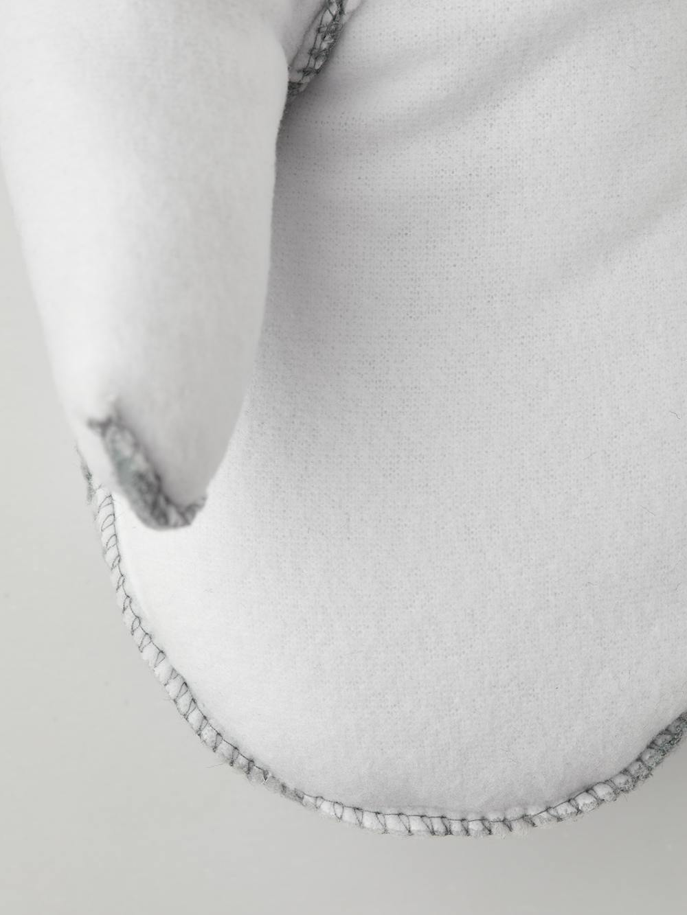 Vitt maskinsytt tumfoder
 (3 av 4)