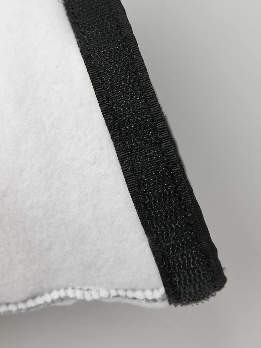 White machine-sewn three-finger liner (3 of 4)