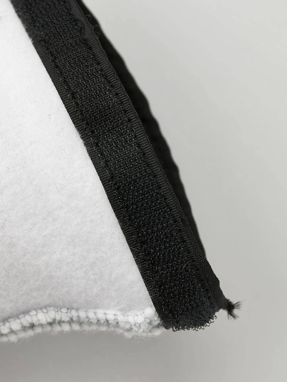 Vitt maskinsytt tumfoder
 (7 av 8)