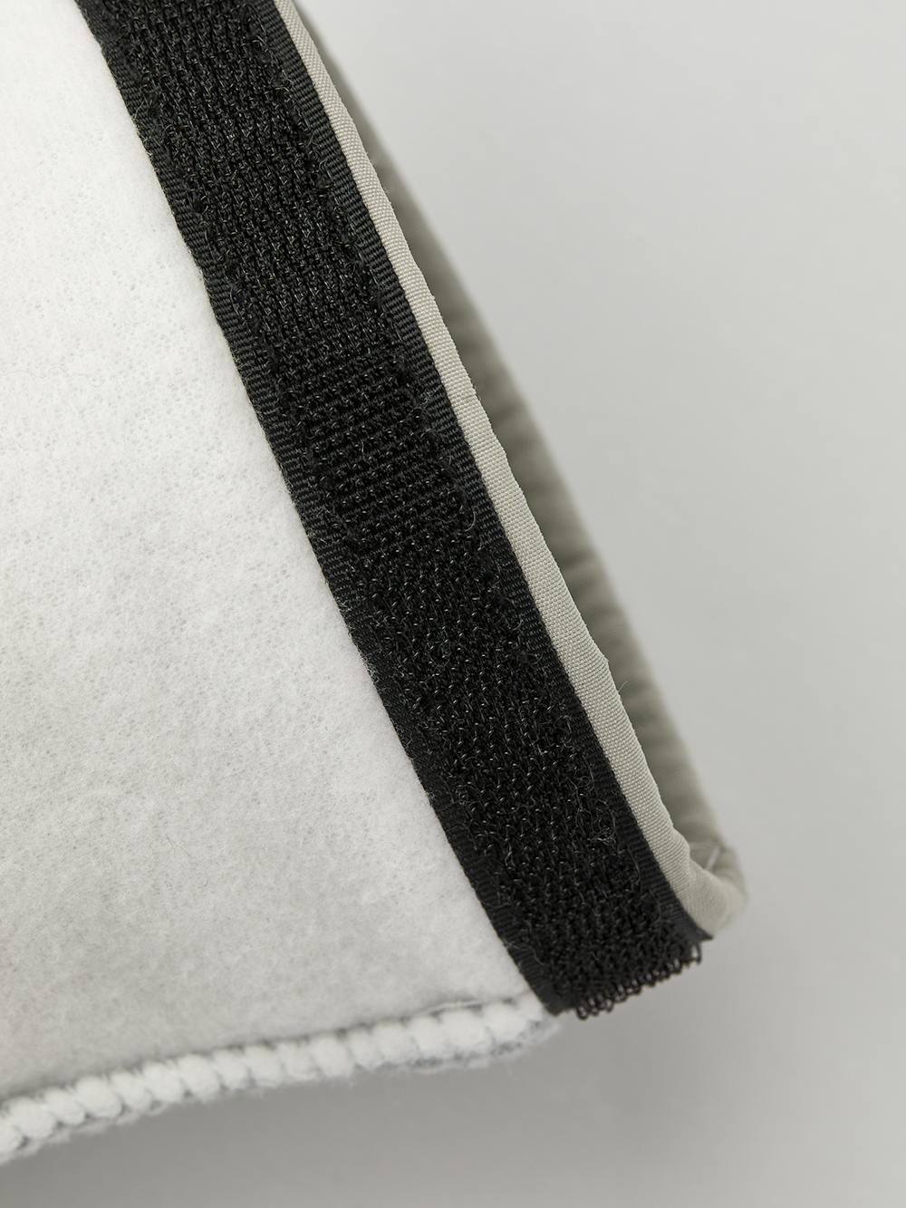 White machine-sewn three-finger liner (3 of 4)