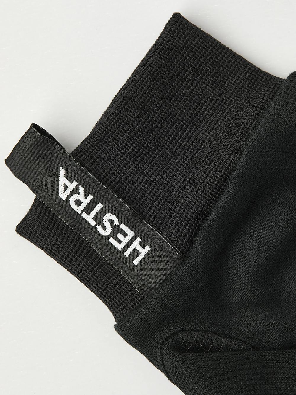 Svart innerhandske i silke med touch-funktion
(2 av 3)