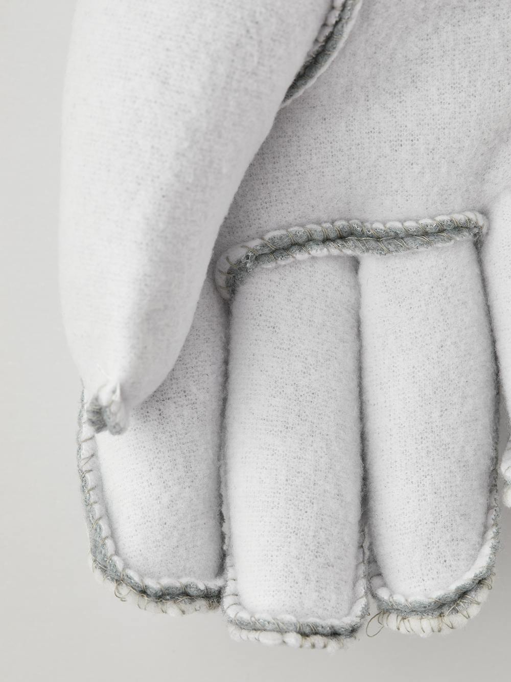 Vitt maskinsytt handskfoder
 (4 av 4)