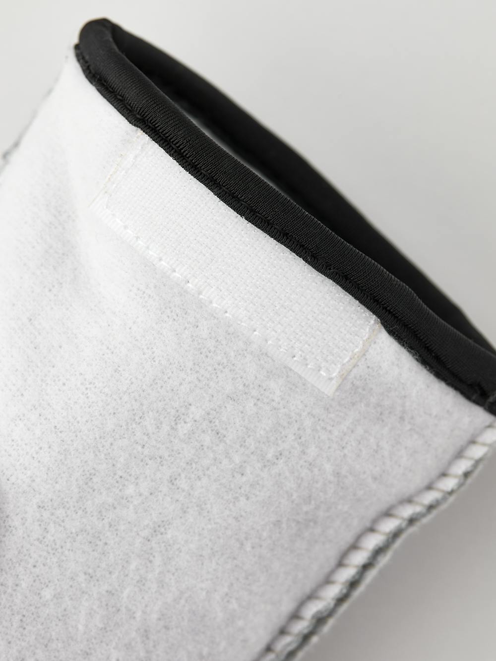 Vitt maskinsytt handskfoder
 (3 av 4)