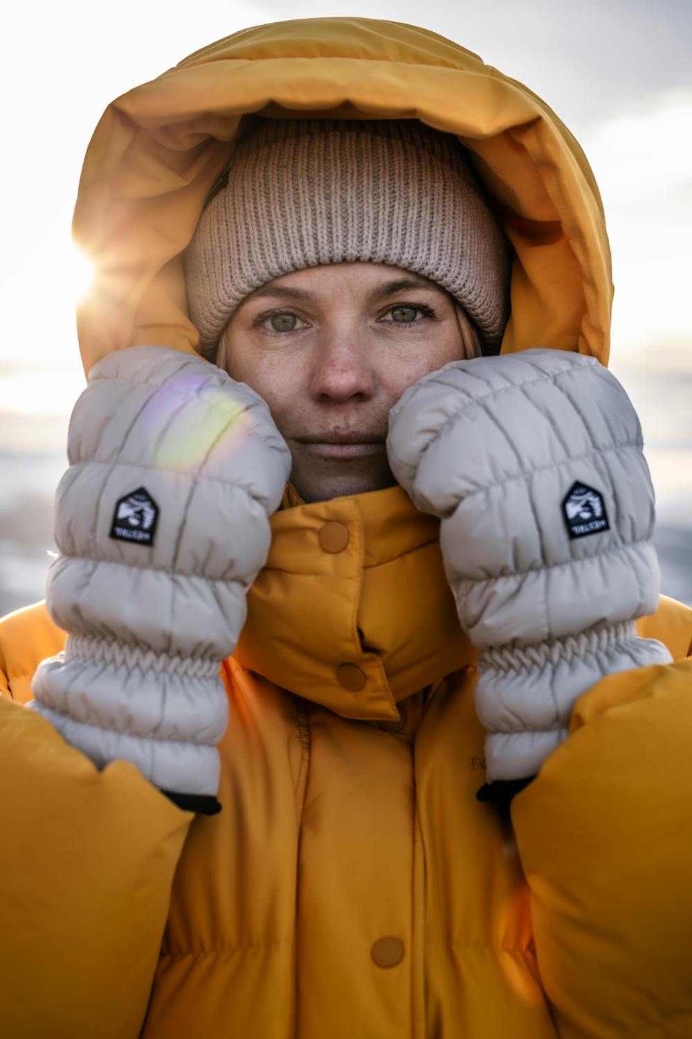 Beige fabric mitten with white synthetic suede palm (6 of 6)