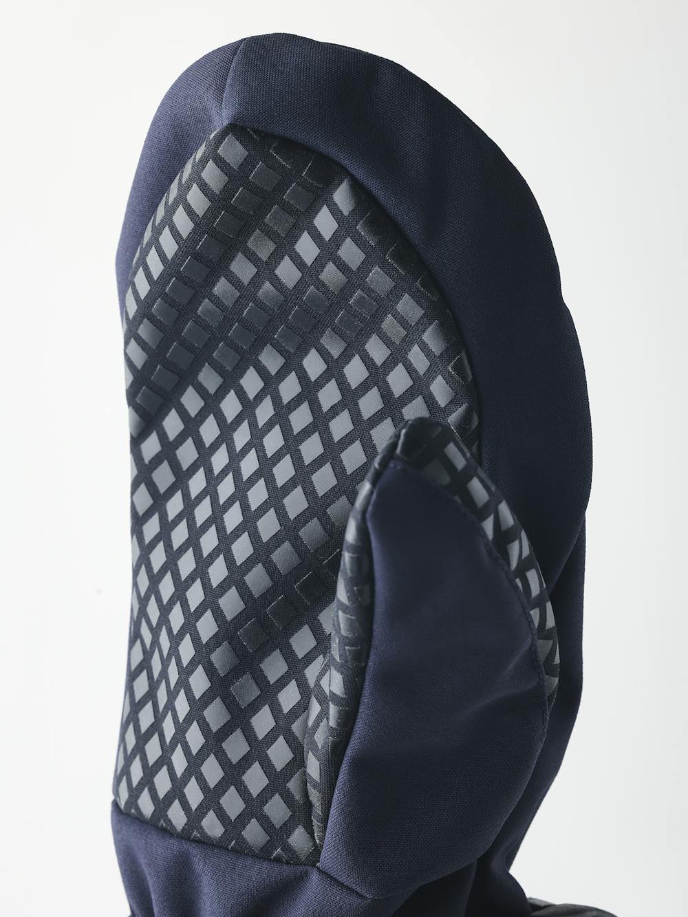 Dunkelblauer Überziehhandschuh mit schwarzer Innenhand aus Stoff und verstellbarem Handgelenkverschluss (3 oder 5)