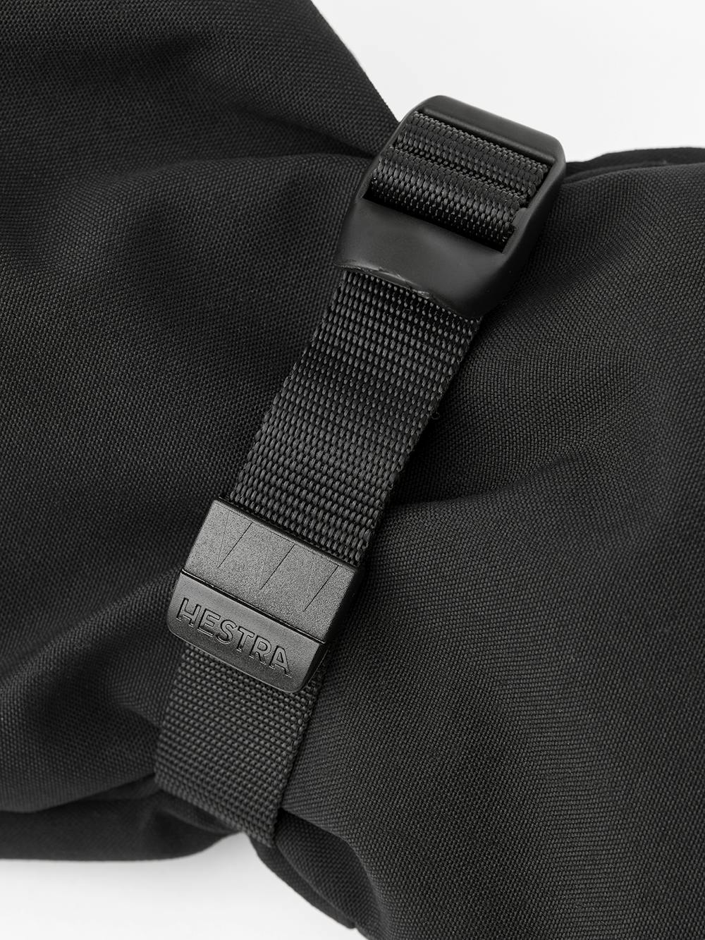 Svart skalhandske i tyg och handledsjustering
(2 av 6)