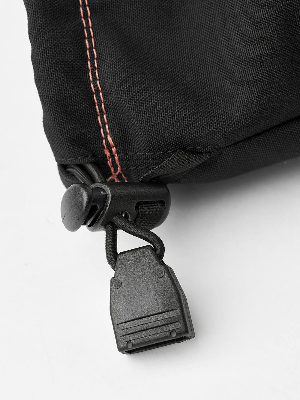 Svart skalhandske i tyg och handledsjustering
 (4 av 6)