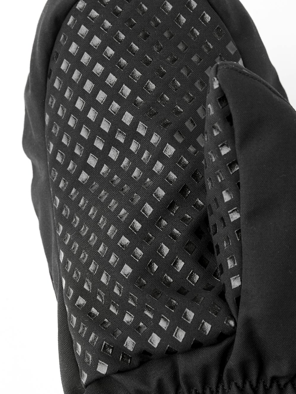 Svart skalhandske i tyg och handledsjustering
(5 av 6)