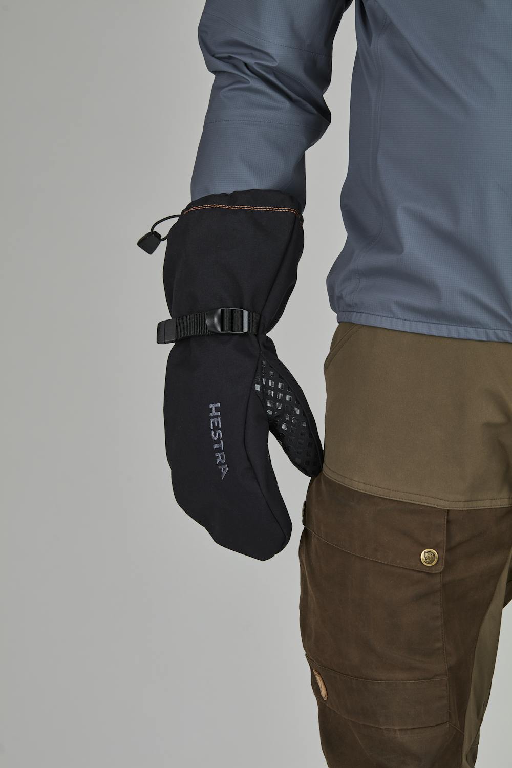 Svart skalhandske i tyg och handledsjustering
 (6 av 6)