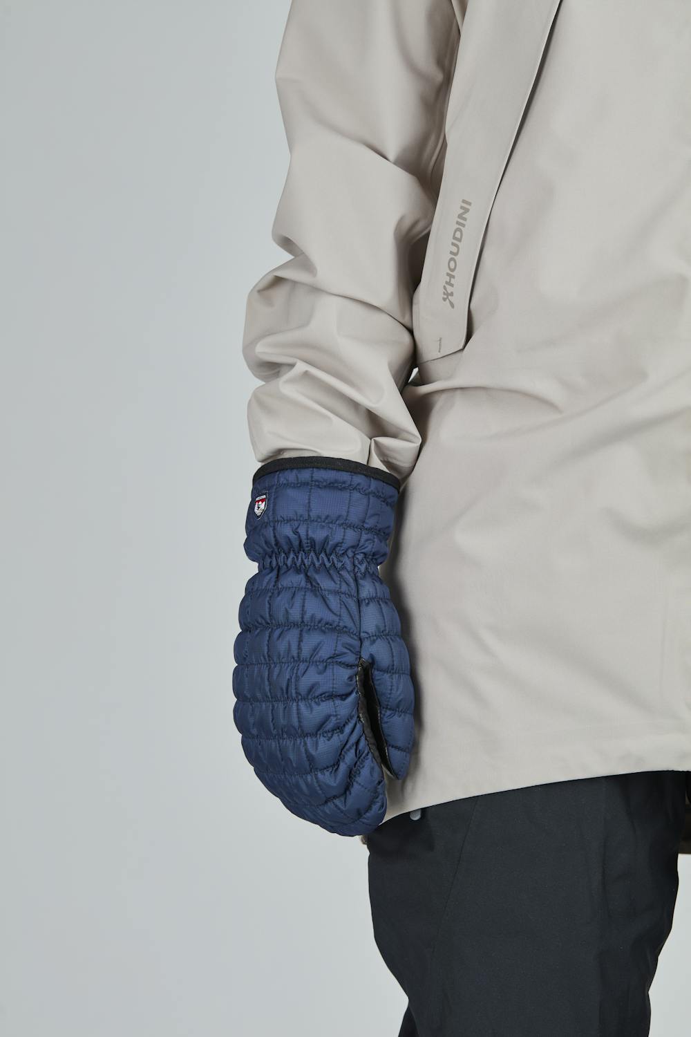 Dunkelblauer Fausthandschuh mit schwarzem Haarschafleder an der Innenhand (5 oder 6)