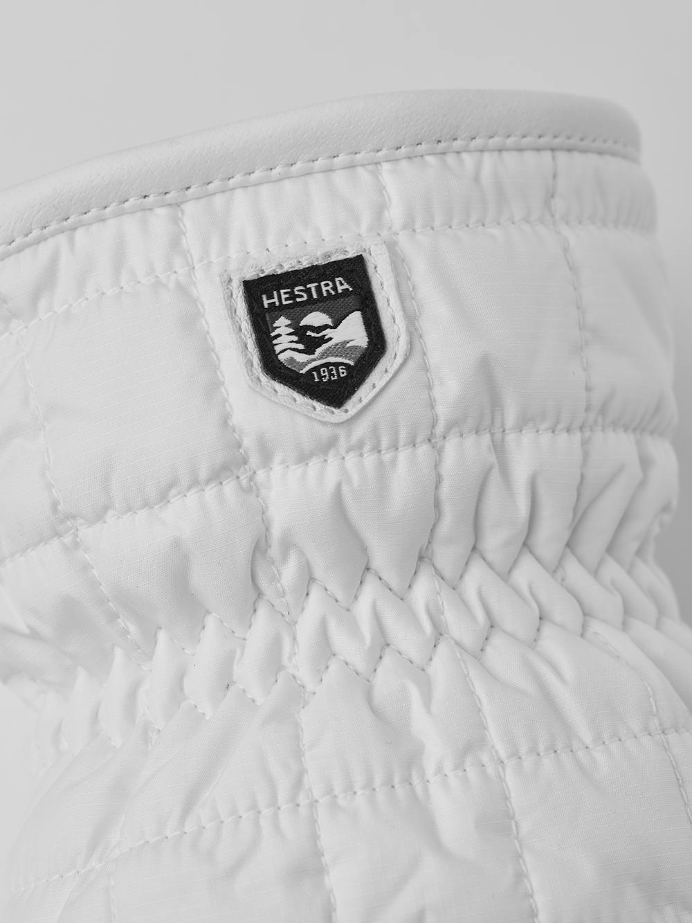 Vit tumhandske med lammnappa i innerhanden
(3 av 5)