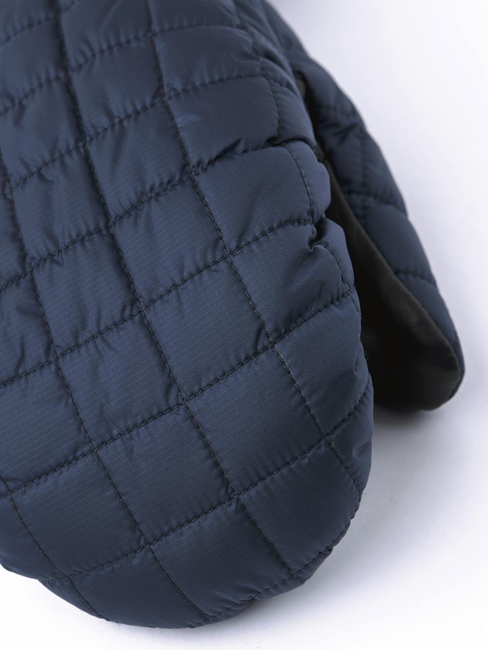 Dunkelblauer Fausthandschuh mit schwarzem Haarschafleder an der Innenhand (2 oder 6)