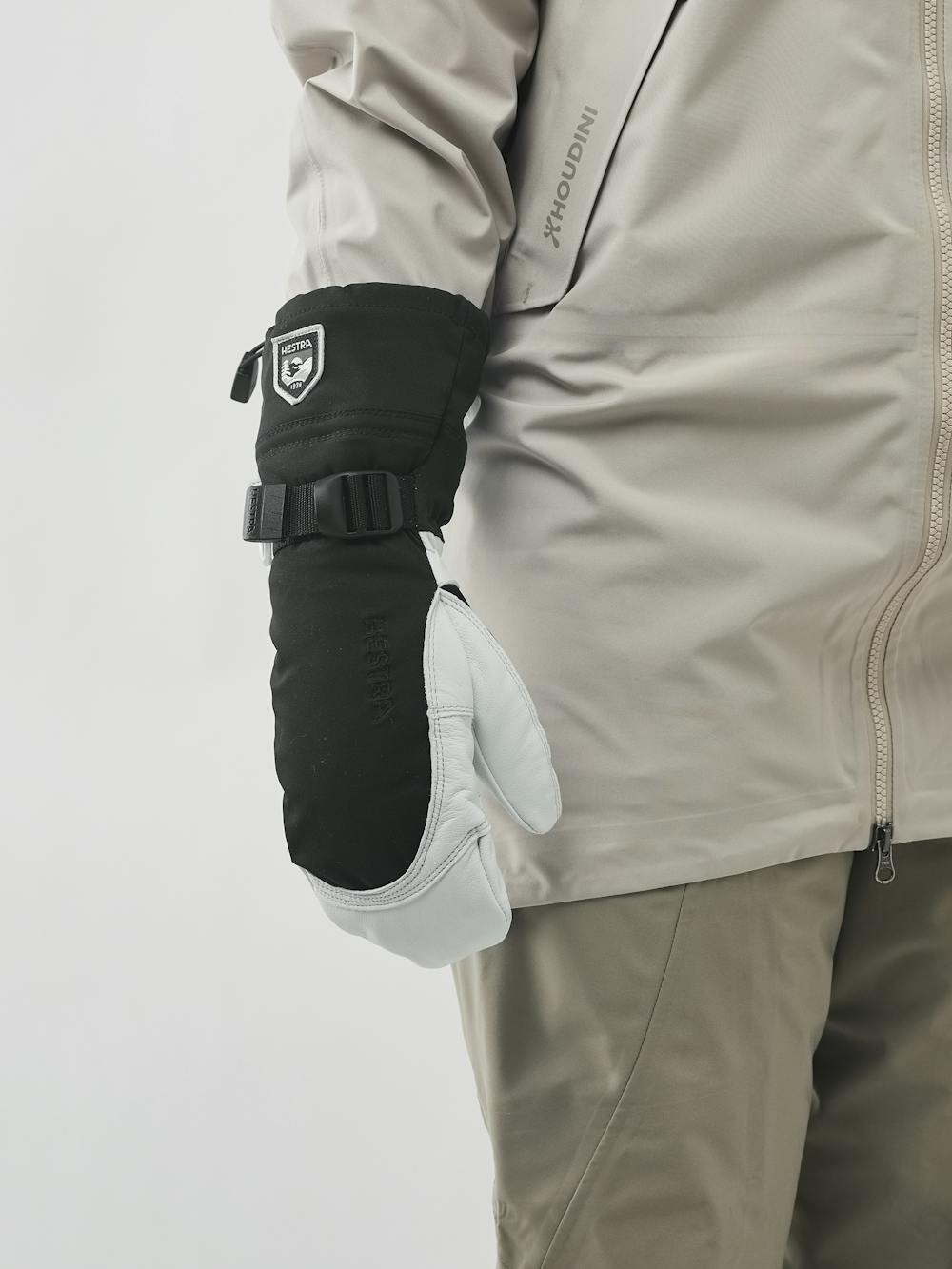 Schwarzer Fausthandschuh mit weißem Ziegenleder an der Innenhand und verstellbarem Handgelenkverschluss (2 oder 10)