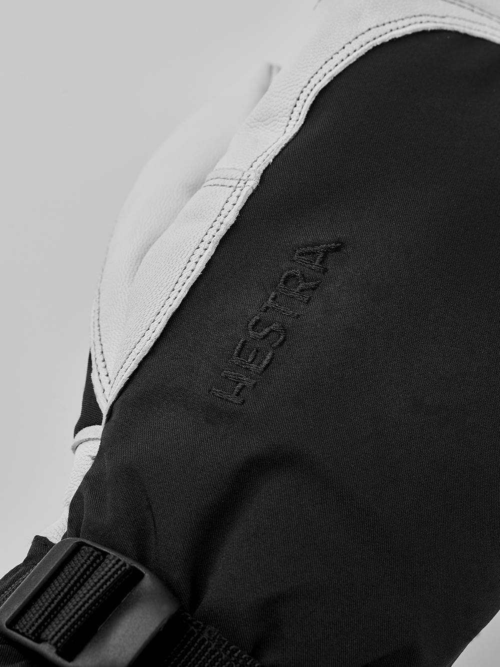 Schwarzer Fausthandschuh mit weißem Ziegenleder an der Innenhand und verstellbarem Handgelenkverschluss (5 oder 10)