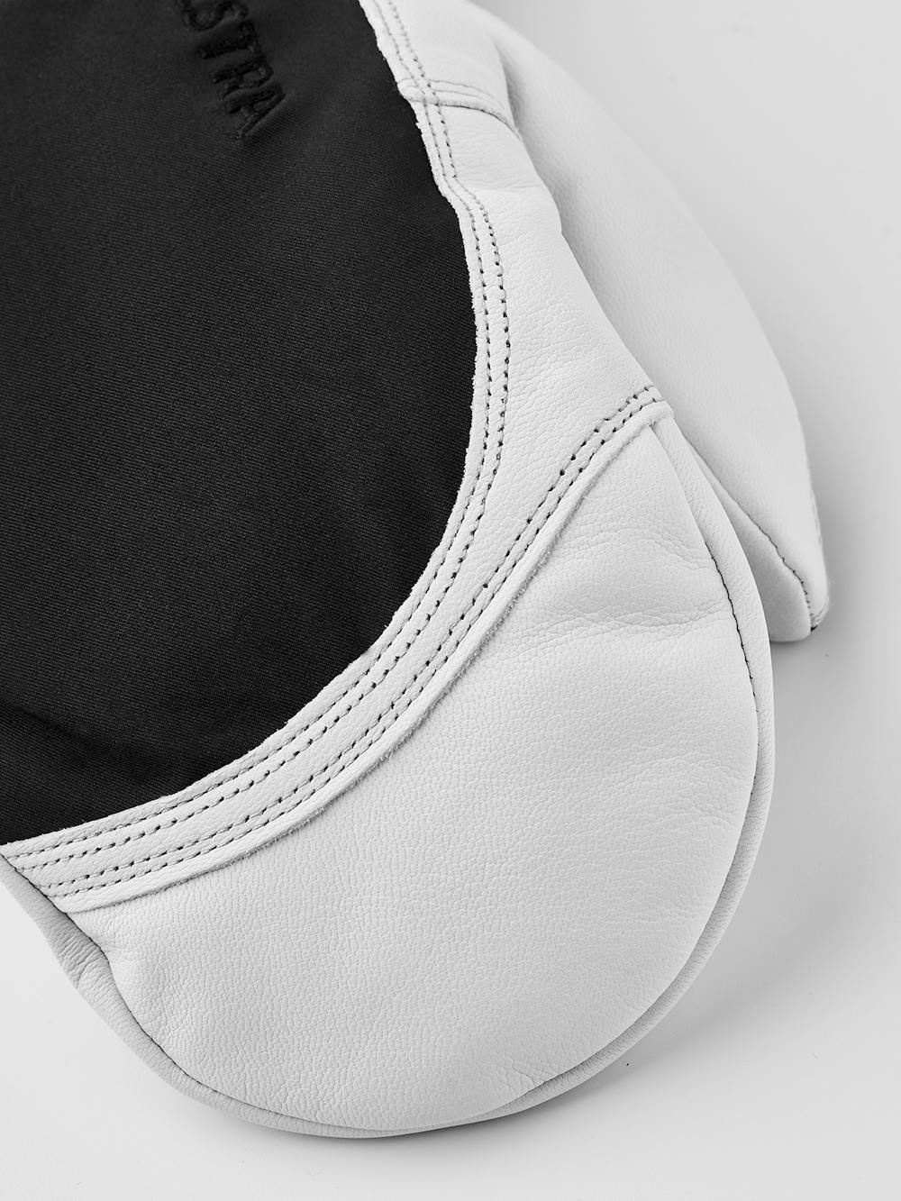 Schwarzer Fausthandschuh mit weißem Ziegenleder an der Innenhand und verstellbarem Handgelenkverschluss (4 oder 10)