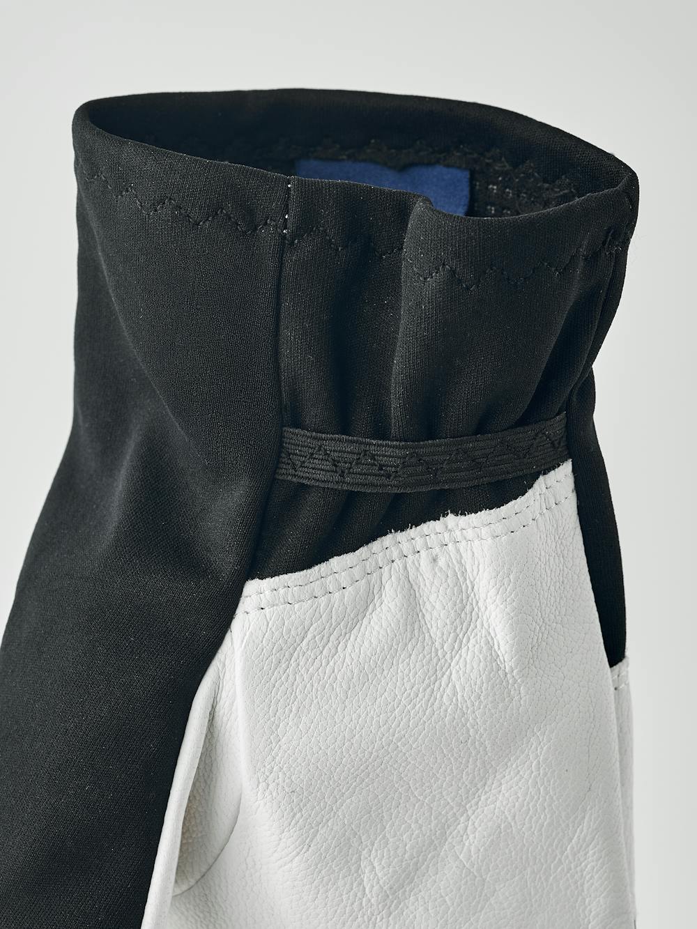 Schwarz-weißer Fausthandschuh mit weißem Ziegenleder an der Innenhand  (4 oder 6)