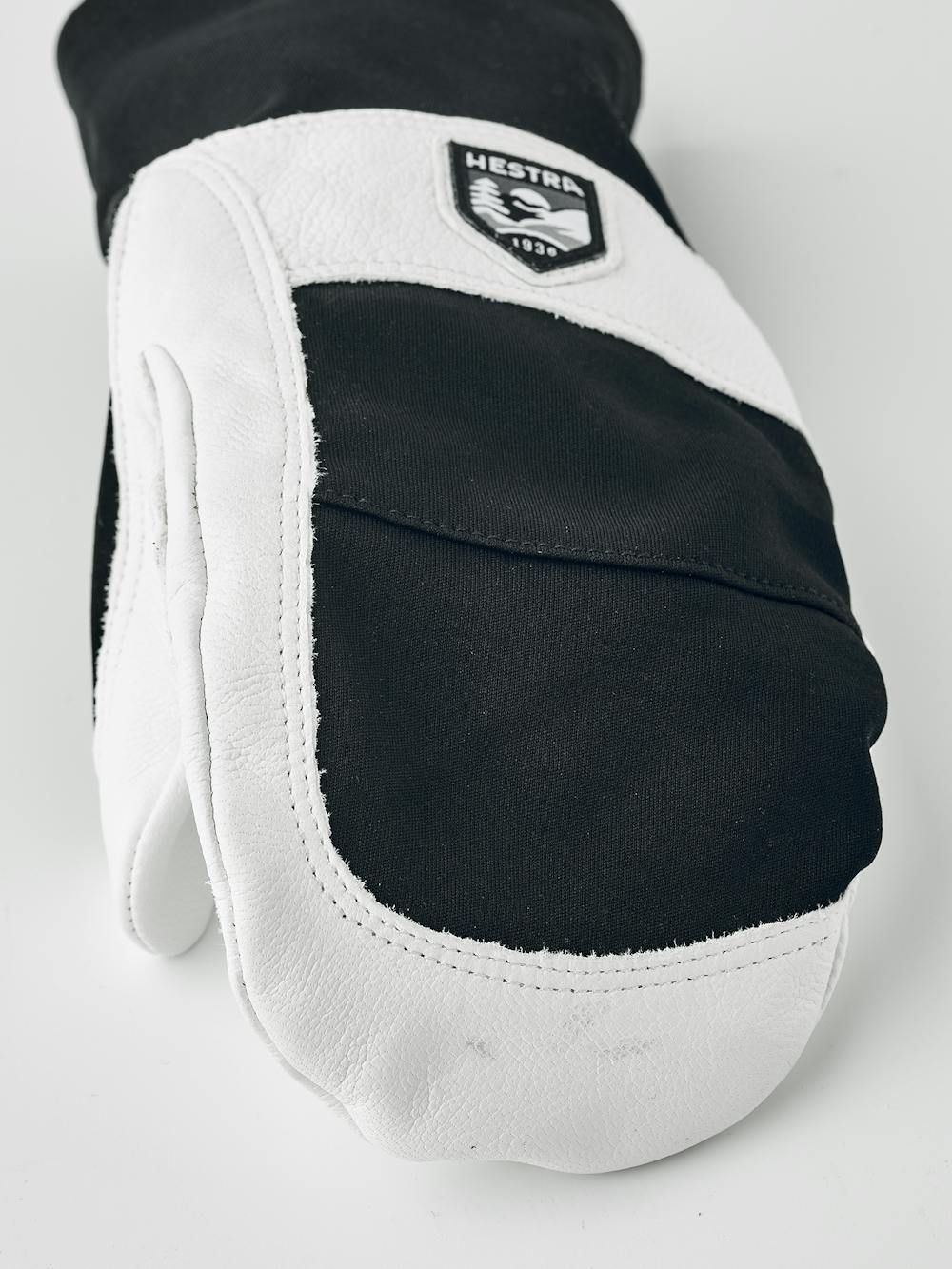 Schwarz-weißer Fausthandschuh mit weißem Ziegenleder an der Innenhand  (5 oder 6)